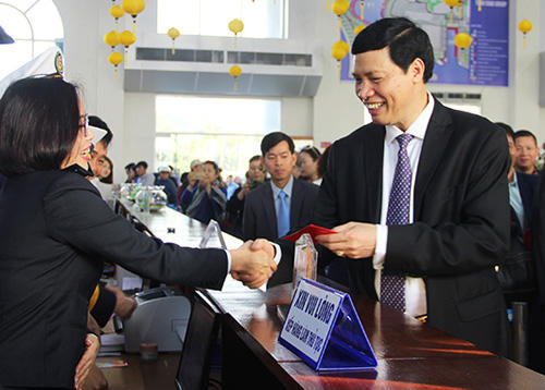 Nhân viên ở cảng tàu cũng được Chủ tịch tỉnh Quảng Ninh chúc Tết và tặng lì xì.