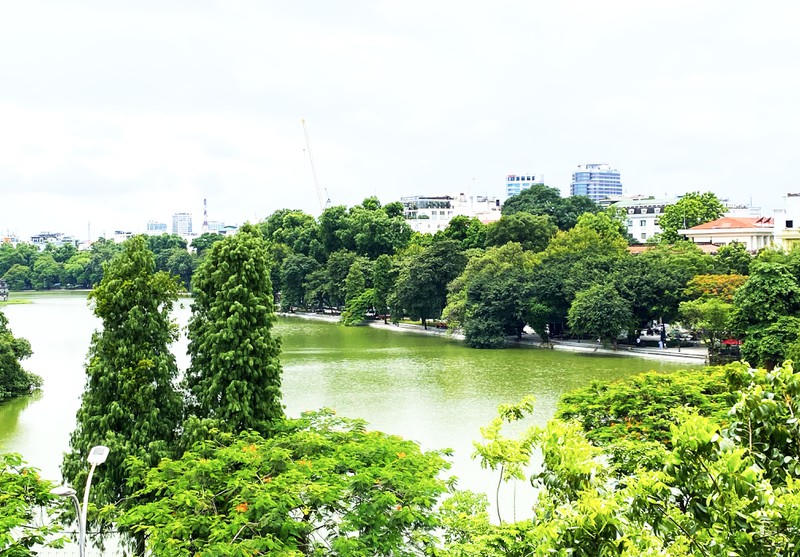 Một góc Bờ Hồ sau khi hoàn thành kè  