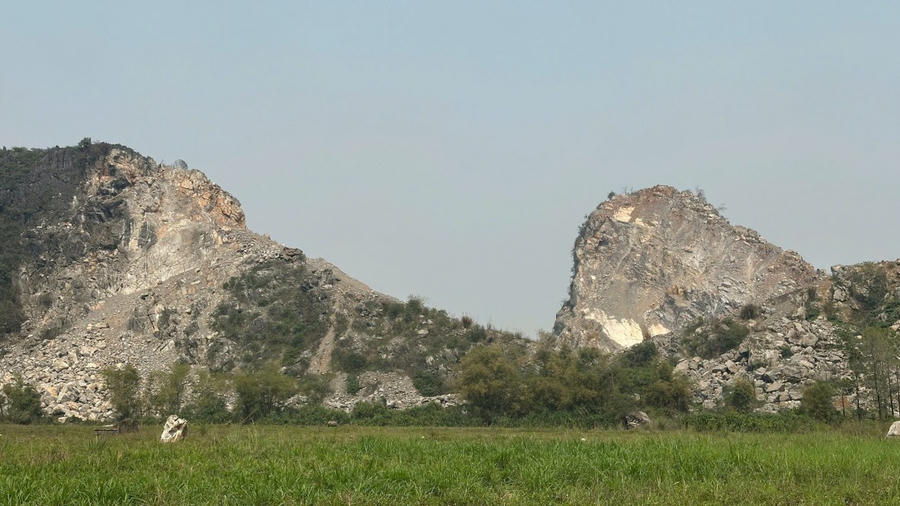 Trước đó, vào tháng 4/2023, trong quá trình giám sát hoạt động nổ mìn, cơ quan chức năng từng phát hiện công ty này vi phạm quy chuẩn an toàn khi sử dụng vật liệu nổ công nghiệp.Sau khi bị lập biên bản vi phạm và xử phạt hành chính, Công ty TNHH Khoáng sản Trang Huy đã chấp hành và cam kết tuân thủ đúng quy chuẩn nhằm đảm bảo an toàn. Tuy nhiên, vụ việc lần này tiếp tục làm dấy lên lo ngại về mức độ an toàn của hoạt động khai thác.