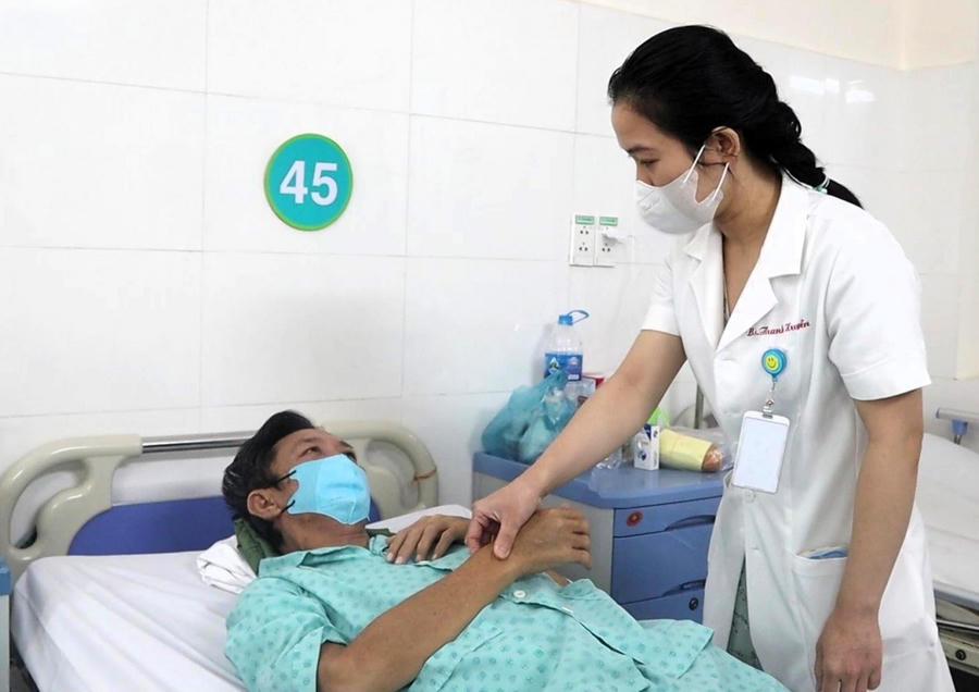 Bác sĩ thăm khám, dặn dò người bệnh trước khi xuất viện.