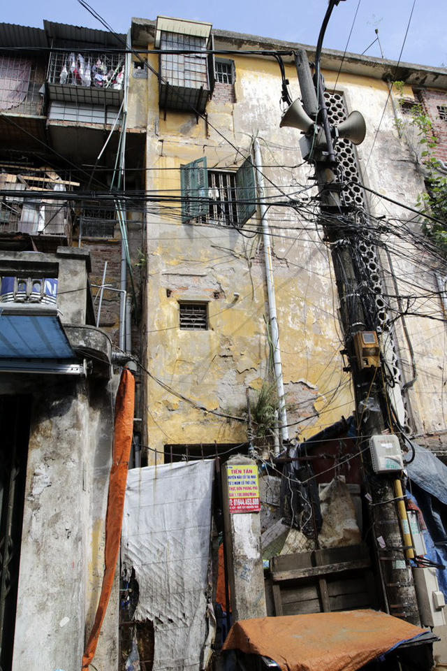 Trong những năm 1990, trên địa bàn Hà nội đã có khoảng khoảng 40 khu tập thể, cho đến nay đều đã xuống cấp.