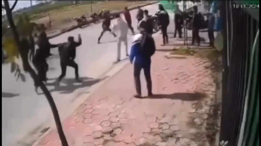 Xuất hiện gậy gộc trong vụ xô xát - ảnh cắt từ Clip.