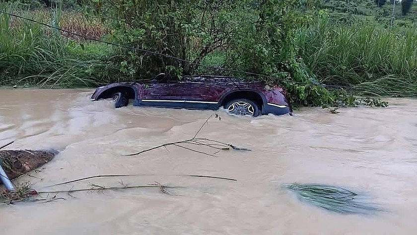 Chiếc xe ô tô bị nước lũ cuốn trôi cách hiện trường ban đầu khoảng 200m.