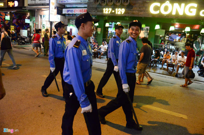 Lực lượng bảo vệ túc trực để đảm bảo an ninh trật tự và giúp đỡ du khách khi cần thiết.