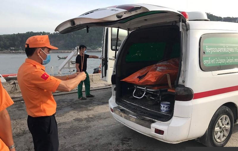 Một thi thể nạn nhân được đưa lên cảng Cửa Lò (Nghệ An) bàn giao cho cơ quan chức năng