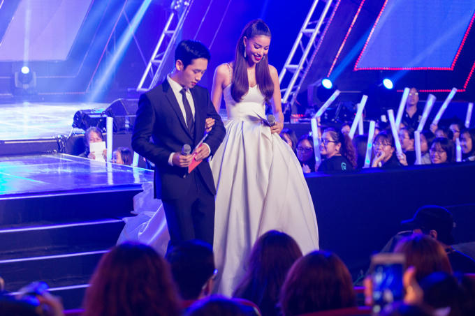 Hoa hậu Phạm Hương tay trong tay c&ugrave;ng sao nam Jung Hae In