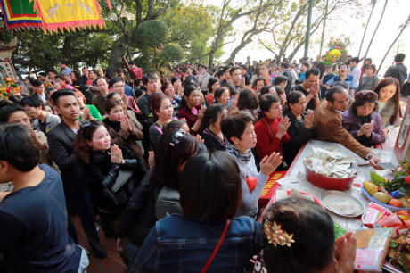 Nhiều người không vào được bên trong nên phải đứng ngoài vái vọng (Ảnh: I.T).