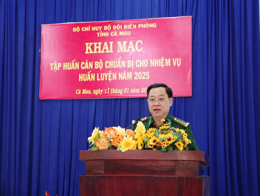 Đại tá Phạm Anh Chương - Chỉ huy trưởng BĐBP tỉnh Cà Mau phát biểu khai mạc lớp tập huấn.