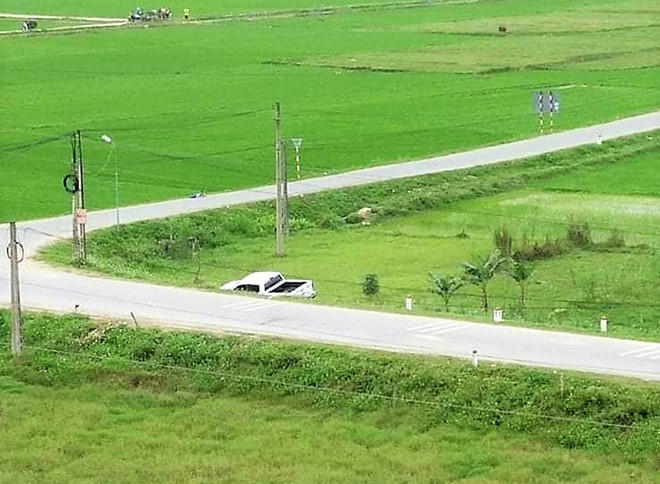 Chiếc xe bán tải của nhóm người nghi mang ma túy lao xuống ruộng.