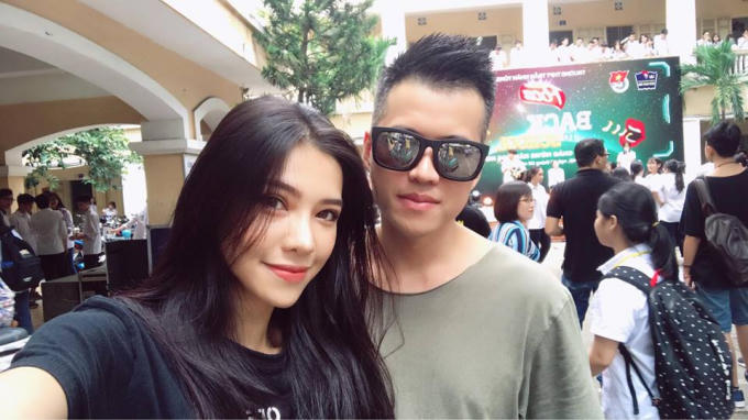 Ngôi sao "Người phán xử" - Lưu Đê Li cùng bố của con trai về thăm trường cũ trong ngày khai giảng.