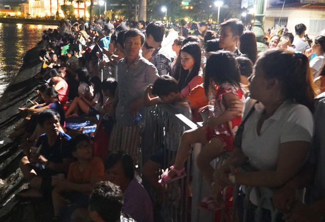 TP HCM: Hàng nghìn người dân reo hò, chen chân xem bắn pháo hoa
