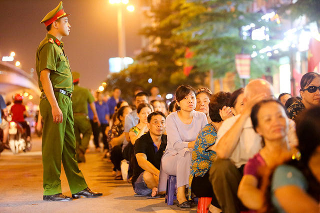 Lực lượng chức năng có mặt để hướng dẫn giao thông, đảm bảo trật tự cho người dân hành lễ.