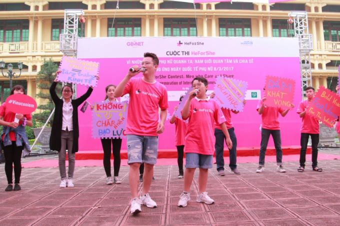 Bố con Ho&agrave;ng B&aacute;ch diện gi&agrave;y cao g&oacute;t nhảy flashmob đấu tranh b&igrave;nh đẳng giới