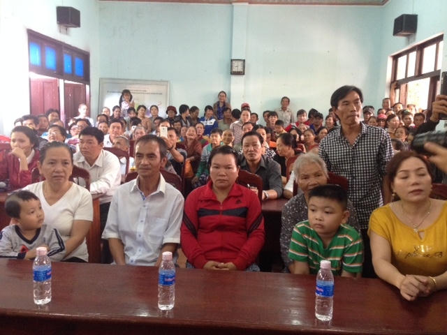 Ông Huỳnh Văn Nén "ngẩn ngơ" khi buổi xin lỗi diễn ra chóng vánh. (Ảnh: Dân Trí).