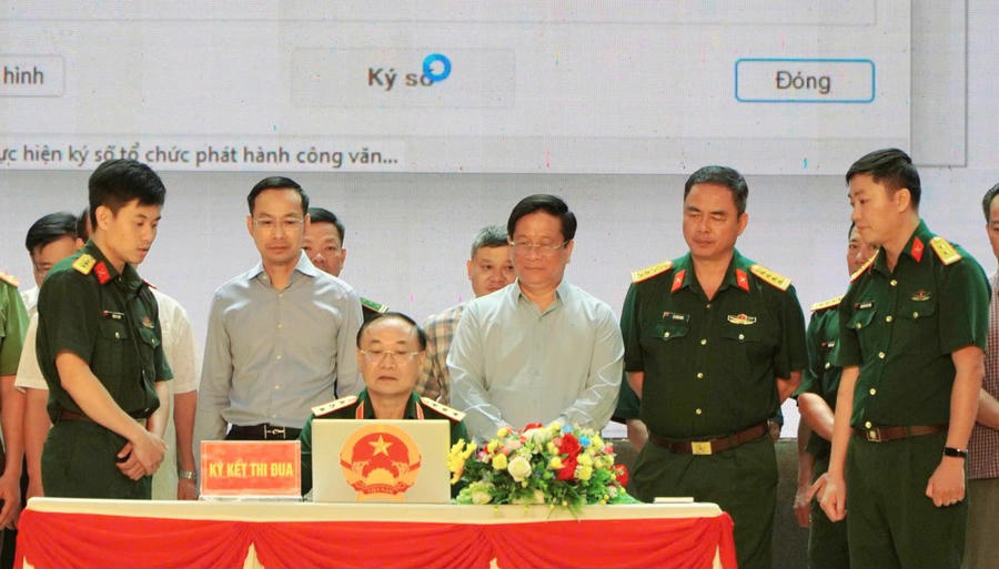Thượng tướng Thái Đại Ngọc – Phó Tổng Tham mưu trưởng Quân đội nhân dân Việt Nam, Trưởng Ban Chỉ đạo Bộ Quốc phòng về chống khai thác IUU ký kết thi đua