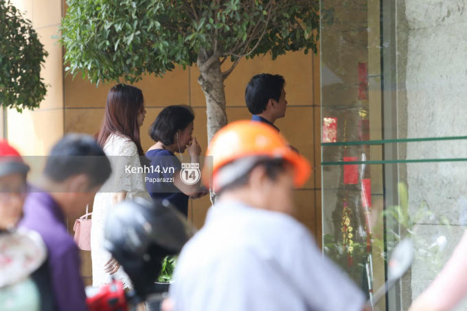 Hoa hậu Đặng Thu Thảo lần đầu lộ bụng bầu, tay trong tay &ocirc;ng x&atilde; đi kh&aacute;m thai