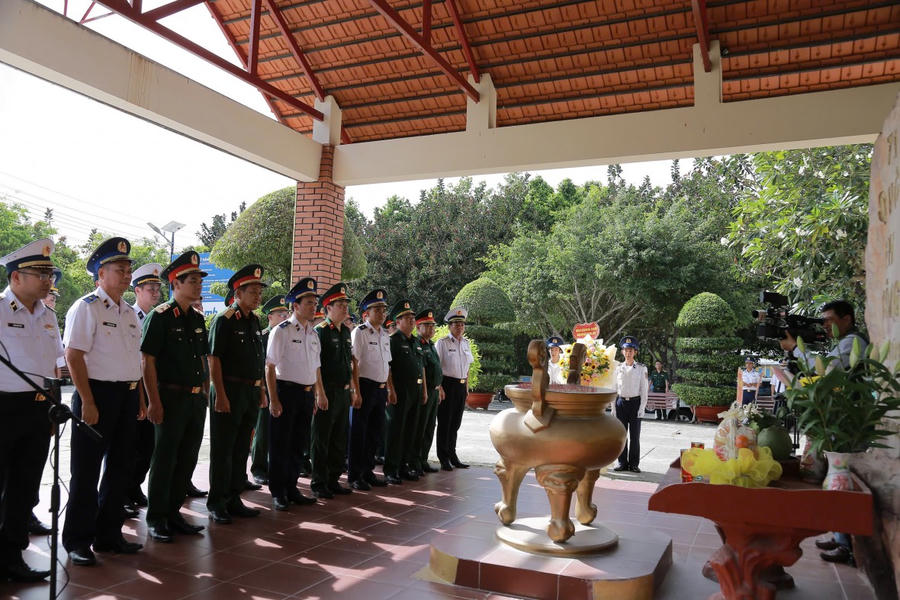 Đoàn công tác đã dâng hoa, dâng hương tại Khu di tích lịch sử Trại giam tù binh cộng sản Việt Nam - Phú Quốc (tỉnh Kiên Giang)
