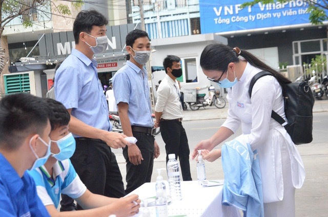 Thí sinh thuộc diện F0 (ca bệnh xác định, dương tính với SARS-CoV2) được xem xét đặc cách công nhận tốt nghiệp trung học phổ thông .