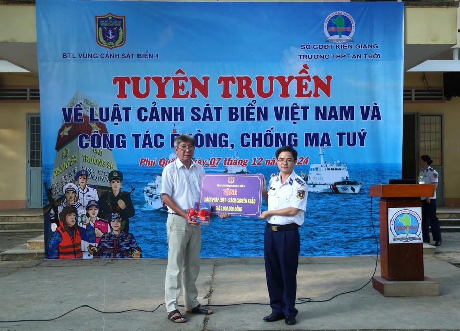 BTL Vùng Cảnh sát biển 4 tặng quà lưu niệm cho Trường THPT An Thới