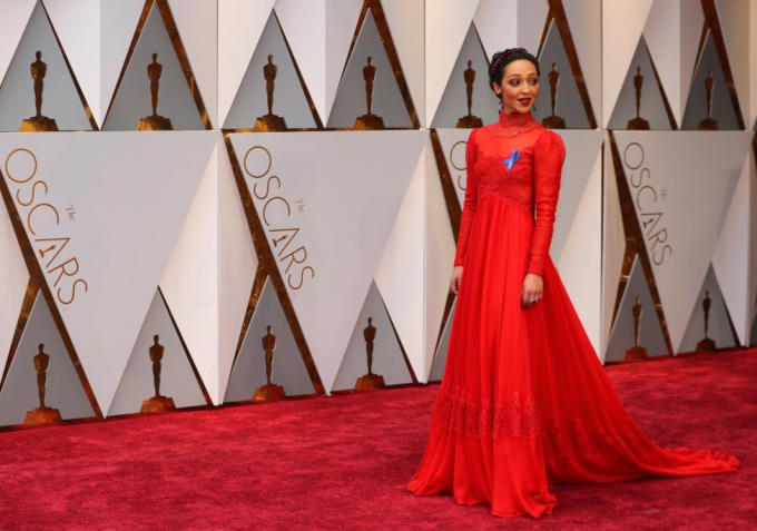 Nữ diễn viên Ruth Negga rực rỡ trong bộ đàm dài màu đỏ của Valentino. (Ảnh: Reuters)