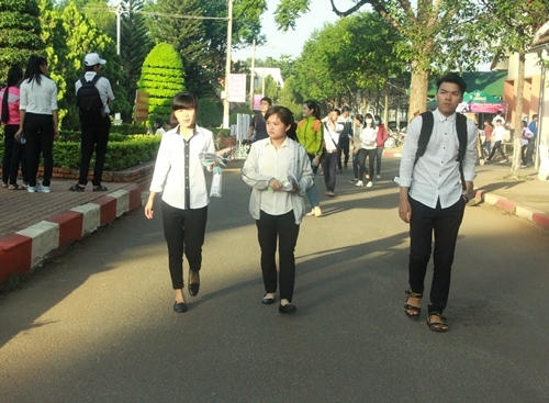 Thí sinh đi thi từ sớm.