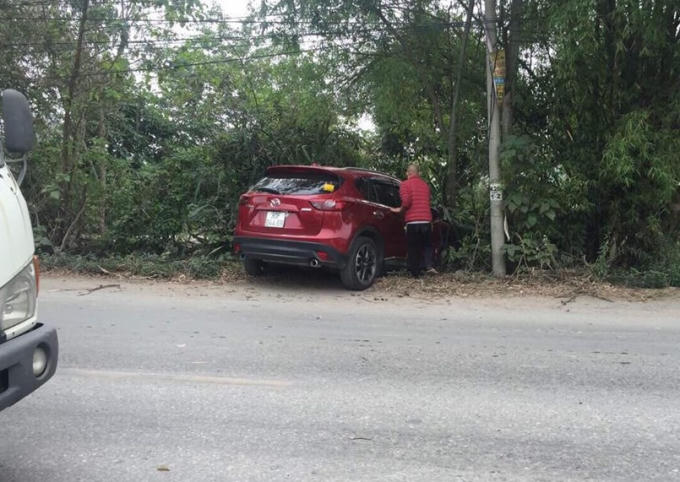 Chiếc xe ôtô màu đỏ bị chiếc xe ôtô màu ghi đâm lao vào lề đường.