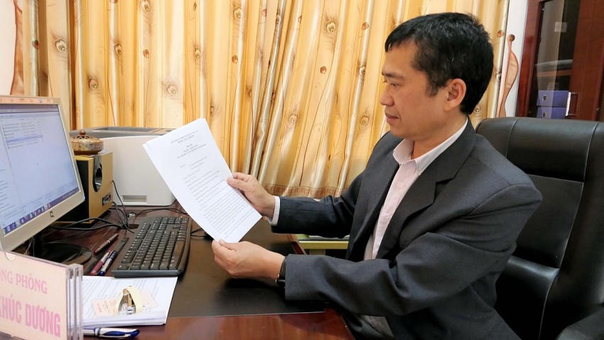 Ông Trần Khúc Dương - Trưởng phòng Văn hóa - Thông tin huyện Tân Uyên viết đơn xin nghỉ hưu trước tuổi. Ảnh: Báo Lai Châu.