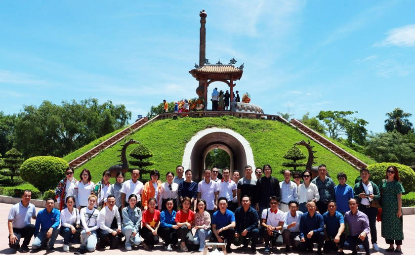 “Mỗi mét vuông đất tại Thành cổ Quảng Trị là một mét máu và sự hy sinh của các anh đã trở thành bất tử. Trong 81 ngày đêm, từ ngày 28/6 đến 16/9/1972, Thành cổ Quảng Trị phải hứng chịu 328.000 tấn bom đạn. Trung bình mỗi chiến sĩ phải hứng lấy 100 quả bom, 200 quả đạn pháo. Mỗi ngày có một đại đội vượt dòng Thạch Hãn để tiếp viện quân số, nhưng đêm nay một đại đội tiến vào thì ngày mai chỉ còn lại vài người sống sót”.