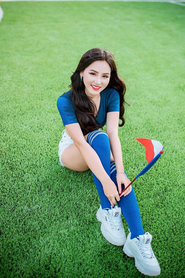 Cô nàng là 1 trong 32 hot girl đồng hành cùng World Cup 2018, đại diện cho đội tuyển Pháp.