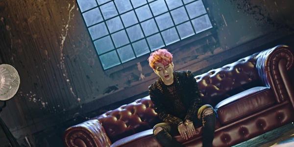 Sơn Tùng sành điệu trên chiếc salon sang trọng.