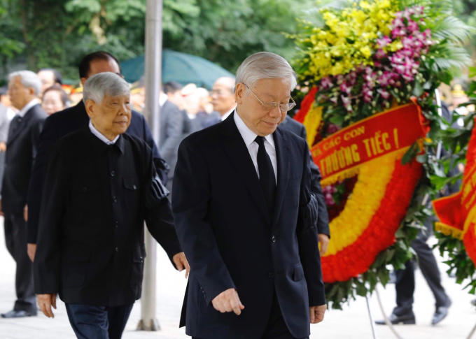 Đo&agrave;n Ban Chấp h&agrave;nh Trung ương Đảng do Tổng B&iacute; thư Nguyễn Ph&uacute; Trọng dẫn đầu v&agrave;o viếng đồng ch&iacute; Trần Đại Quang. Ảnh VGP/Nhật Bắc