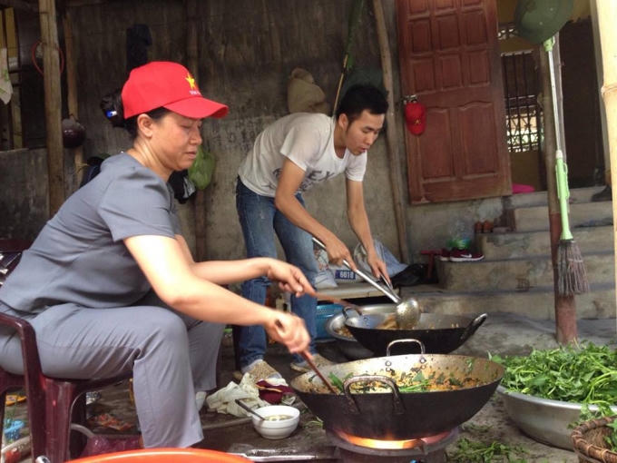 Nhóm của anh Đại đang miệt mài nấu ăn.