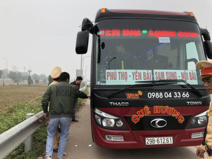 Chiếc xe khách bị lực lượng CSGT kiểm tra và phát hiện một người phụ nữ vận chuyển hơn 100kg pháo lậu.