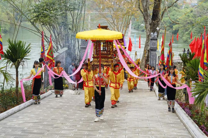 Lễ rước tại Lễ hội Đền Vạn - Cửa Rào.