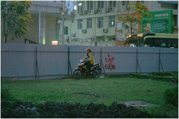 Nhiều người đã đi vào trong khu vực thi công xén dải phân cách để mở rộng đường