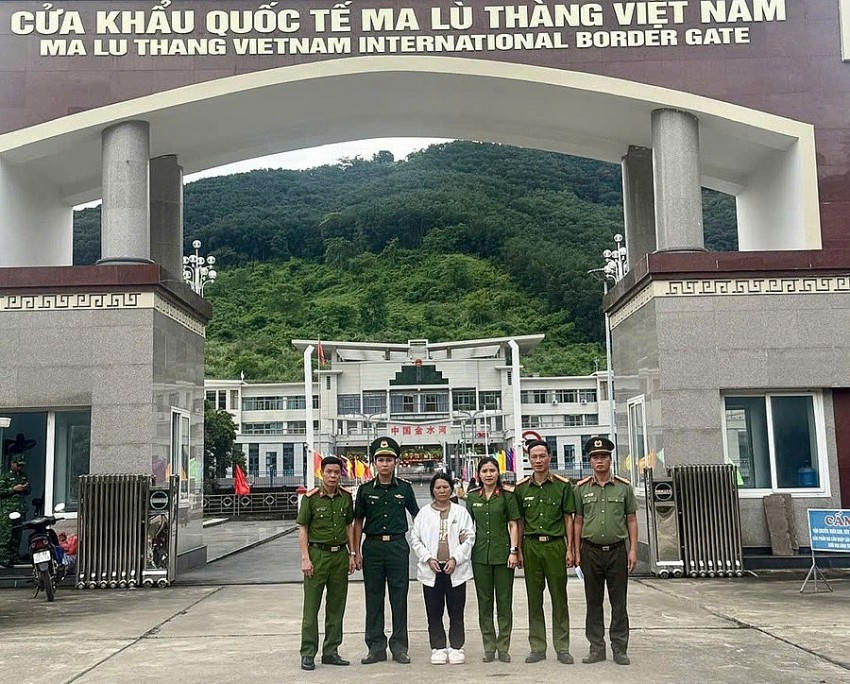 Vàng Gạ Lơ bị bắt giữ tại cửa khẩu Ma Lù Thàng sau 7 năm trốn truy nã. (Ảnh: Công an tỉnh Lai Châu).