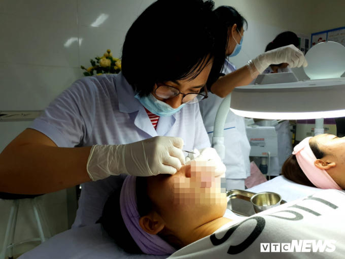 Điều trị cho những bệnh nhân gặp biến chứng do lăn kim làm đẹp rất phức tạp, tốn kém nhiều thời gian, tiền bạc. (Ảnh: Phạm Quý)