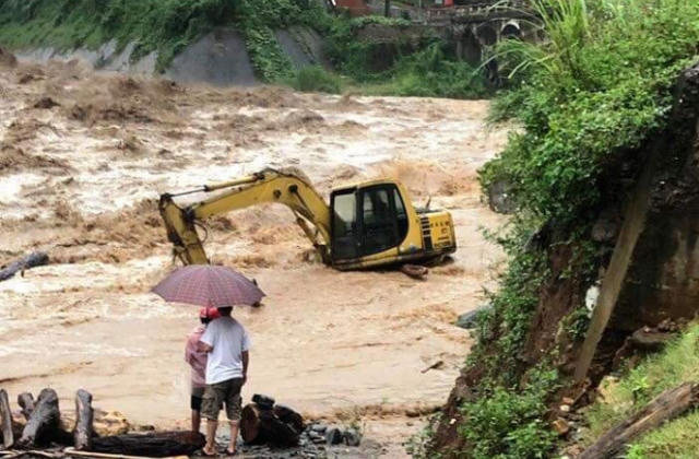 Mưa lớn gây ra lũ cục bộ ở Yên Bái 