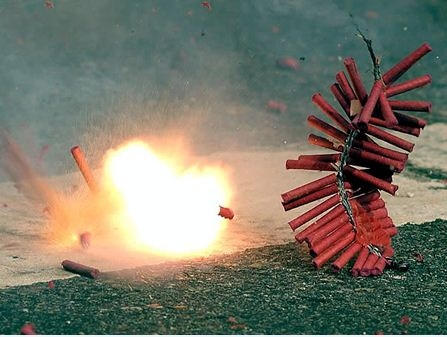 Hành vi đốt pháo không chỉ bị xử phạt hành chính mà còn có thể bị xử lý hình sự khi gây hậu quả nghiêm trọng (ảnh minh họa)