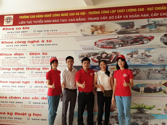 Chú Long cùng mẹ đưa 2 chị em tới nhập học trong hân hoan của thầy cô.