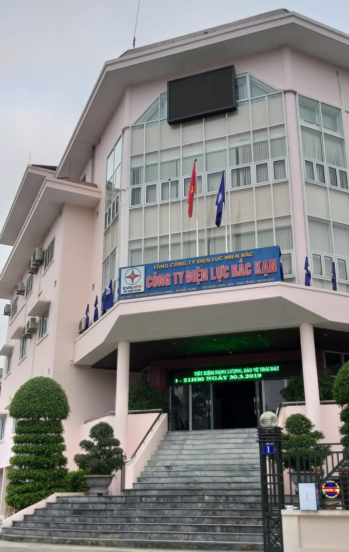 Theo lãnh đạo Công ty Điện lực Bắc K ạn cho biết, nguyên nhân điện người dân sử dụng yếu là do chính quyền chưa bàn giao cho ngành điện.