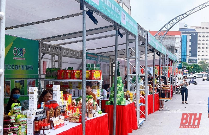 Khu trưng bày, giới thiệu sản phẩm OCOP và các sản phẩm tiềm năng tại Lễ hội biển Sầm Sơn năm 2022. (Ảnh: BTH)