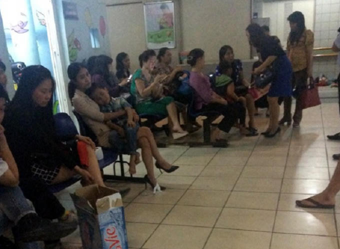 Đến 21h cùng ngày, nhiều phụ huynh vẫn ở lại bệnh viện để dỗ dành các cháu bị ong đốt.