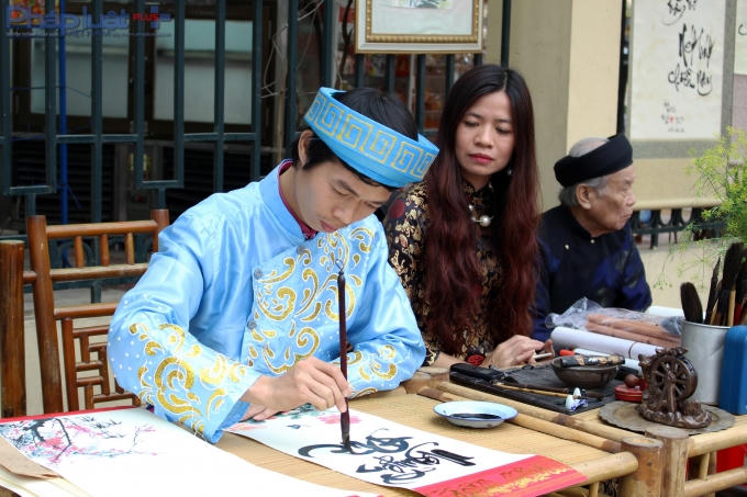 Tại chợ sách cũng có viết thư pháp cho những người yêu thích. (Ảnh: Đức Biên)