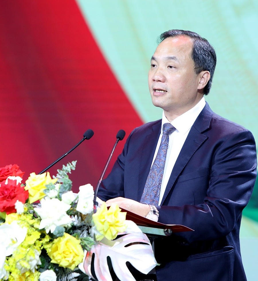 Bí thư Tỉnh ủy Hà Tĩnh Hoàng Trung Dũng đọc diễn văn khai mạc. (Ảnh: TTXVN)