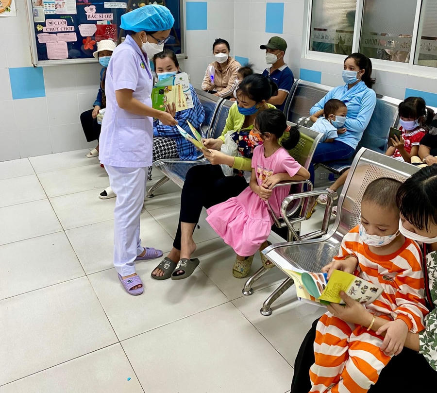 Bệnh viện Nhi đồng 2 phát tờ rơi tuyên truyền, nhắc nhở mọi người chủ động phòng bệnh sốt xuất huyết. (Ảnh: BVCC)