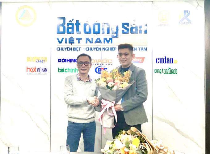 Tổng Biên tập Tạp chí điện tử Bất động sản Việt Nam trao quyết định bổ nhiệm chức vụ Giám đốc Trung tâm Mỹ thuật cho ông Trần Thế Công
