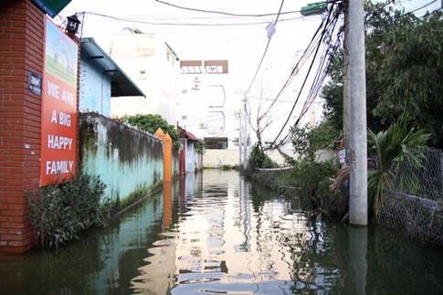 Nước ngập nửa mét, người dân lội bì bõm giữa Hà Nội