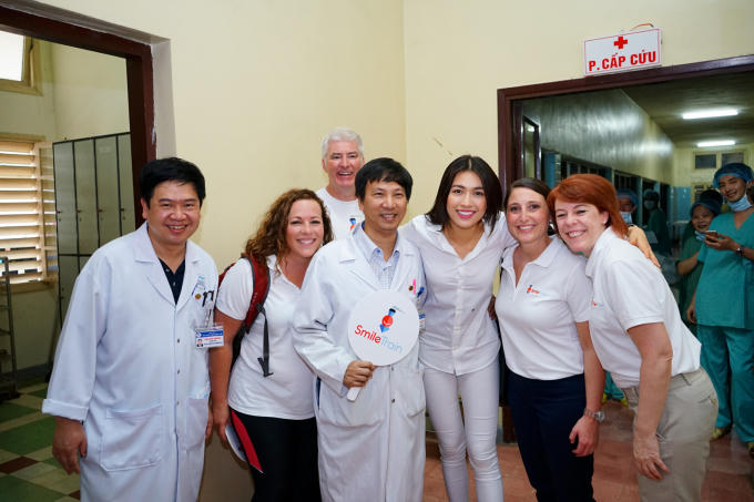 Sau hai lần nghẹn ngào, Lệ Hằng lạc quan, nở nụ cười khi giúp đỡ trẻ em hở hàm ếch