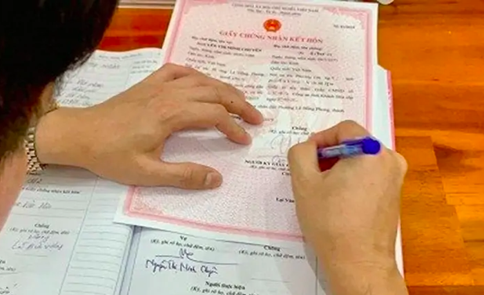 Không yêu cầu xuất trình Giấy chứng nhận kết hôn của cha, mẹ trẻ em nếu cha, mẹ trẻ đã đăng ký kết hôn. Hình ảnh mang tính chất minh hoạ.
